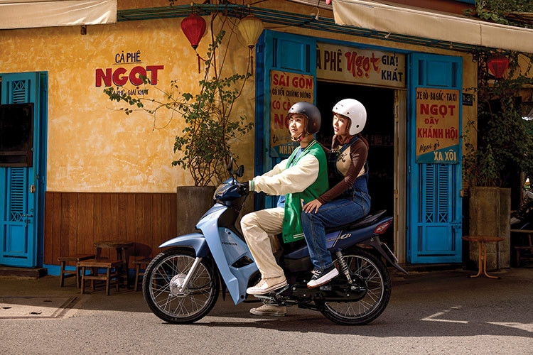 Honda Wave Alpha Cổ điển 2025 mới lạ với hai màu Xám và Xanh, gam màu trầm đặc trưng trong bảng màu Retro, gợi nhớ về vẻ đẹp hoài cổ của quá khứ. Một chiếc Wave Alpha phiên bản Cổ điển màu Xám là sự lựa chọn hoàn hảo cho những bạn trẻ theo đuổi phong cách hoài cổ nhưng vẫn năng động, trẻ trung, tươi mới.