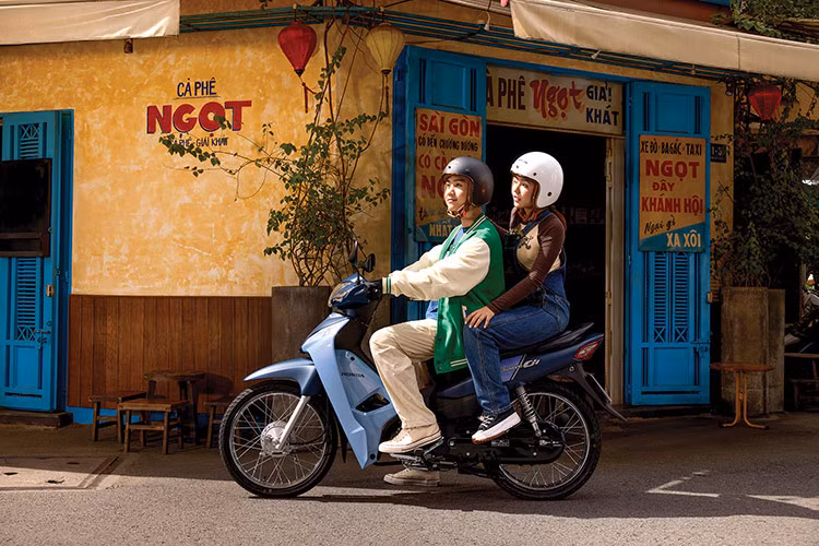 Honda Wave Alpha Cổ điển 2025 mới lạ với hai màu Xám và Xanh, gam màu trầm đặc trưng trong bảng màu Retro, gợi nhớ về vẻ đẹp hoài cổ của quá khứ. Một chiếc Wave Alpha phiên bản Cổ điển màu Xám là sự lựa chọn hoàn hảo cho những bạn trẻ theo đuổi phong cách hoài cổ nhưng vẫn năng động, trẻ trung, tươi mới.