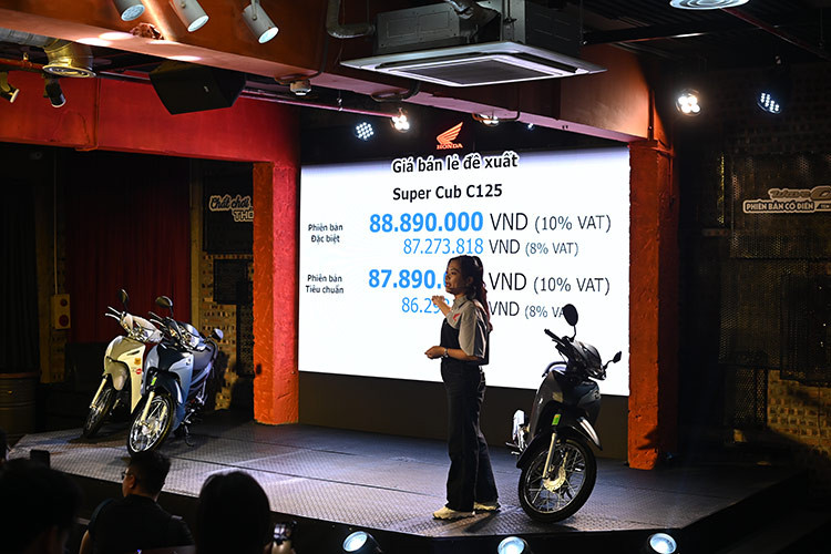 Wave Alpha Retro 2025 sẽ được chính thức bán ra thị trường từ ngày 23 tháng 7 năm 2024 thông qua hệ thống Cửa hàng Bán xe và Dịch vụ do Honda Ủy nhiệm (HEAD) trên toàn quốc. Mức giá xe Honda Wave Alpha 2025 bản Cổ điển bán ra chính hãng từ 18,939 - 19,29 triệu đồng (đã bảo gồm VAT). 