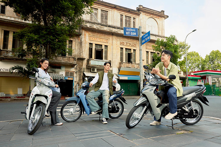 Tiếp nối thành công, HVN ra mắt hai bản thiết kế mới của Honda Wave Alpha Retro 2025 mới (hay phiên bản Cổ điển) với màu và tem mới. Bằng cách kết hợp phong cách cổ điển và hiện đại, những thay đổi này mang đến cho khách hàng một bộ sưu tập màu sắc hoài cổ đa dạng và đầy thú vị, nhiều lựa chọn hơn để thể hiện cá tính bản thân.