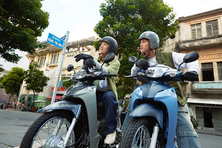 Bên cạnh những gam màu cá tính, Wave Alpha phiên bản Cổ điển duy trì thiết kế nhỏ gọn đặc trưng, cân đối với vóc dáng của người Việt, từ đó đem lại sự thuận tiện và linh hoạt cho người dùng, phục vụ đa dạng mục đích trong cuộc sống hàng ngày. 