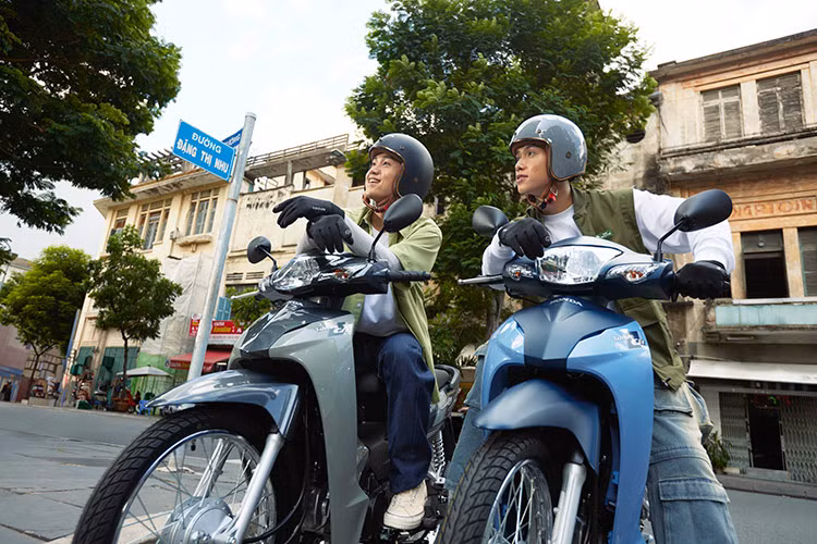 Bên cạnh những gam màu cá tính, Wave Alpha phiên bản Cổ điển duy trì thiết kế nhỏ gọn đặc trưng, cân đối với vóc dáng của người Việt, từ đó đem lại sự thuận tiện và linh hoạt cho người dùng, phục vụ đa dạng mục đích trong cuộc sống hàng ngày. 