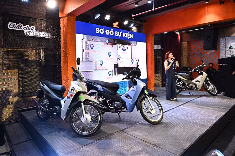 Xe được trang bị hệ thống đèn chiếu sáng phía trước luôn bật sáng khi xe vận hành đảm bảo tầm nhìn tốt nhất cho người lái; ổ khóa đa năng 3 trong 1 gồm khóa điện, khóa cổ và khóa từ với nắp đậy có khả năng chống rỉ sét, dễ dàng sử dụng...