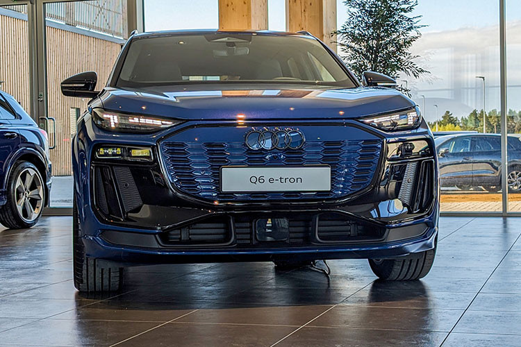Audi Q6 e-tron 2025 mới được định vị thấp hơn Q8 e-tron. Về kích thước tổng thể, Audi Q6 e-tron có thông số chiều dài x rộng x cao tương ứng là 4.771 x 1.993 x 1.648 mm, trục cơ sở dài 2.899 mm.