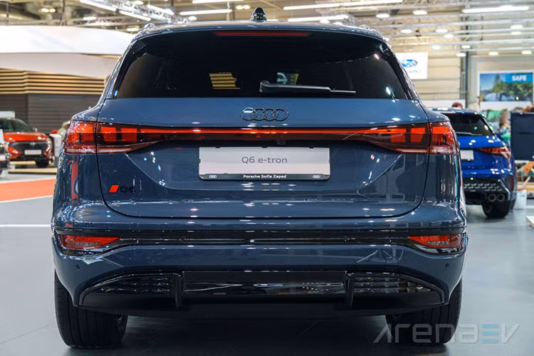 Xét về chiều dài cơ sở, Q6 e-tron sẽ cạnh tranh với đối thủ BMW iX3 - một sản phẩm đang được phân phối chính hãng bởi THACO Auto. Đáng chú ý, giá dự kiến của Q6 e-tron rẻ hơn gần 500 triệu đồng so với BMW iX3 (niêm yết ở mức 3,539 tỷ đồng).