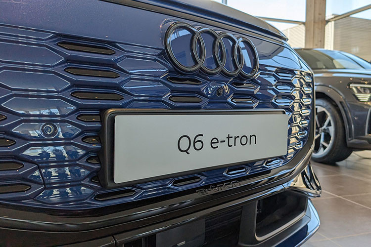 Thiết kế của của mẫu xe SUV Q6 e-tron được đánh giá hiện đại hơn khi so với "đàn anh" Q8 e-tron. Cụm đèn LED trước của xe được làm mảnh, kết hợp với phần lưới tản nhiệt giả phẳng và tách biệt khỏi cụm đèn chính. Mâm xe hợp kim có kích thước lớn đến 21 inch.