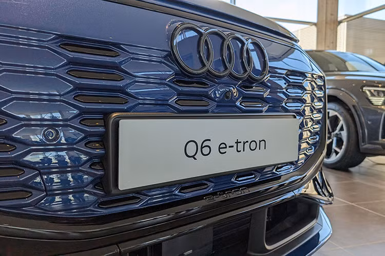 Thiết kế của của mẫu xe SUV Q6 e-tron được đánh giá hiện đại hơn khi so với "đàn anh" Q8 e-tron. Cụm đèn LED trước của xe được làm mảnh, kết hợp với phần lưới tản nhiệt giả phẳng và tách biệt khỏi cụm đèn chính. Mâm xe hợp kim có kích thước lớn đến 21 inch.