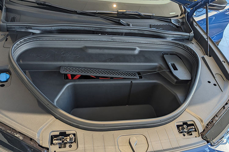 Đối với phiên bản sử dụng hệ dẫn dẫn động hai cầu quattro lắp hai môtơ điện ở mỗi trục thì xe có thể sản sinh tổng công suất 383 mã lực, tăng tốc từ 0-100 km/h trong 5,9 giây. Pin cho phiên bản này vẫn có dung lượng 100 kWh nhưng phạm vi hoạt động chỉ 636 km sau mỗi lần sạc đầy.