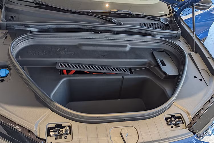 Đối với phiên bản sử dụng hệ dẫn dẫn động hai cầu quattro lắp hai môtơ điện ở mỗi trục thì xe có thể sản sinh tổng công suất 383 mã lực, tăng tốc từ 0-100 km/h trong 5,9 giây. Pin cho phiên bản này vẫn có dung lượng 100 kWh nhưng phạm vi hoạt động chỉ 636 km sau mỗi lần sạc đầy.