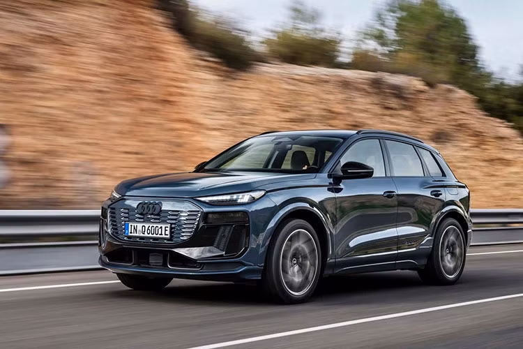 Theo chia sẻ từ đại lý, khách hàng khi mua xe Audi Q6 e-tron tại Việt Nam sẽ được tặng kèm bộ sạc điện tại nhà, giúp quá trình sử dụng xe điện trở nên thuận tiện và dễ dàng hơn.