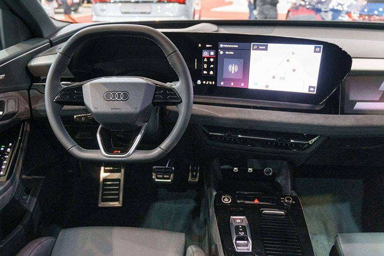 Bên trong khoang cabin, Audi Q6 e-tron nổi bật với hệ thống ba màn hình cỡ lớn: bảng đồng hồ kỹ thuật số 11,9 inch, màn hình trung tâm 14,5 inch và màn hình giải trí cho hành khách phía trước 10,9 inch. Các trang bị cao cấp khác bao gồm ghế thể thao, hệ thống âm thanh 3D 16 loa và hệ thống đèn viền nội thất thông minh.