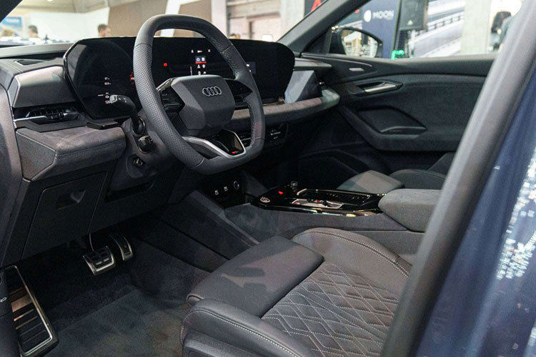 Chưa rõ Audi Q6 e-tron sắp phân phối tại Việt Nam sử dụng động cơ nào, dung lượng pin ra sao. Nhưng theo thông số kỹ thuật từ thị trường quốc tế thì Audi Q6 e-tron sẽ có 3 phiên bản tùy chọn bao gồm bản tiêu chuẩn được trang bị mô-tơ điện ở cầu sau với công suất 288 mã lực và bộ pin dung lượng 83 kWh với phạm vi hoạt động 545 km khi sạc đầy. Thời gian tăng tốc 0-100 km/h trong 7 giây.