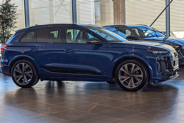 Theo tiết lộ từ một tư vấn bán hàng tại đại lý Audi ở TP.HCM, Audi Việt Nam đang rục rịch đưa mẫu SUV chạy điện hoàn toàn Audi Q6 e-tron về Việt Nam với mức giá dự kiến 3,099 tỷ đồng. Dù hiện tại hãng xe Đức chưa công bố giá bán chính thức, cái tên Q6 e-tron đã xuất hiện trên website chính thức của Audi Việt Nam.