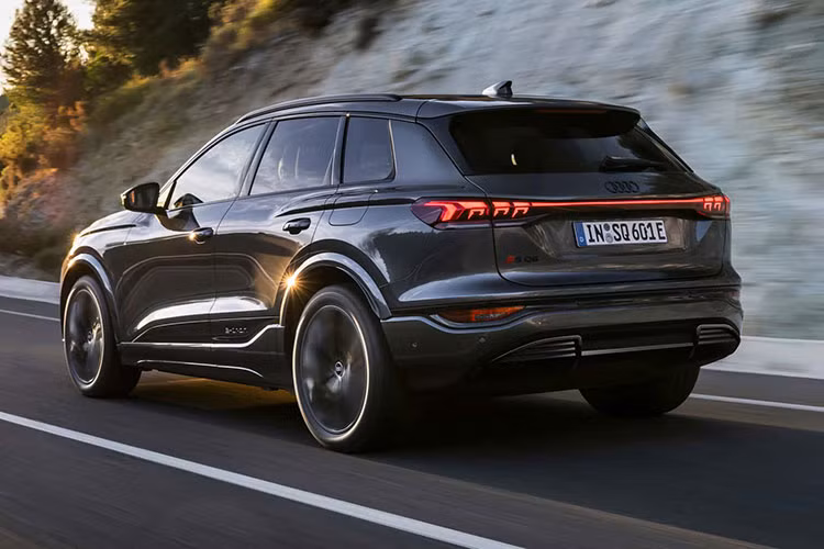 Trong khi đó, đối thủ BMW iX3 tại Việt Nam chỉ đạt công suất 210 kW (tương đương 286 mã lực) và phạm vi hoạt động khoảng 460 km.