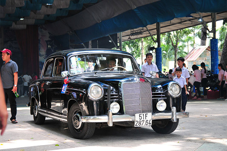 Trong ảnh là chiếc E-Class “Ponton” serie W121 ra đời vào những năm 50 được anh Dũng Trần, một tay sưu tầm xế cổ tại Sài Gòn sở hữu mang đến ngày hội lần này. Trong số những tay đam mê xe cổ tại Sài Gòn, anh Dũng Trần là một tay sưu tầm xế cổ lâu năm (Nói đúng hơn là một người nghiện xe cổ) luôn đam mê các dòng ôtô cổ của Mercedes- Benz.