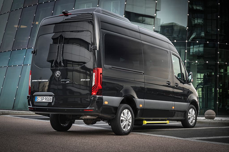 So với những chiếc Sprinter thường, Mercedes-Benz Sprinter 4x4 mới hoàn toàn không có sự thay đổi về thiết kế, ngoại trừ khoảng sáng gầm xe. Với phiên bản này, Mercedes đã nâng hệ thống treo trước lên cao hơn 155mm và sau 135mm, đem tới cho chiếc xe góc tới 26 độ, góc thoát 25 độ và góc vượt đỉnh dốc tối đa 23 độ.