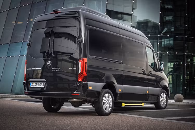 So với những chiếc Sprinter thường, Mercedes-Benz Sprinter 4x4 mới hoàn toàn không có sự thay đổi về thiết kế, ngoại trừ khoảng sáng gầm xe. Với phiên bản này, Mercedes đã nâng hệ thống treo trước lên cao hơn 155mm và sau 135mm, đem tới cho chiếc xe góc tới 26 độ, góc thoát 25 độ và góc vượt đỉnh dốc tối đa 23 độ.