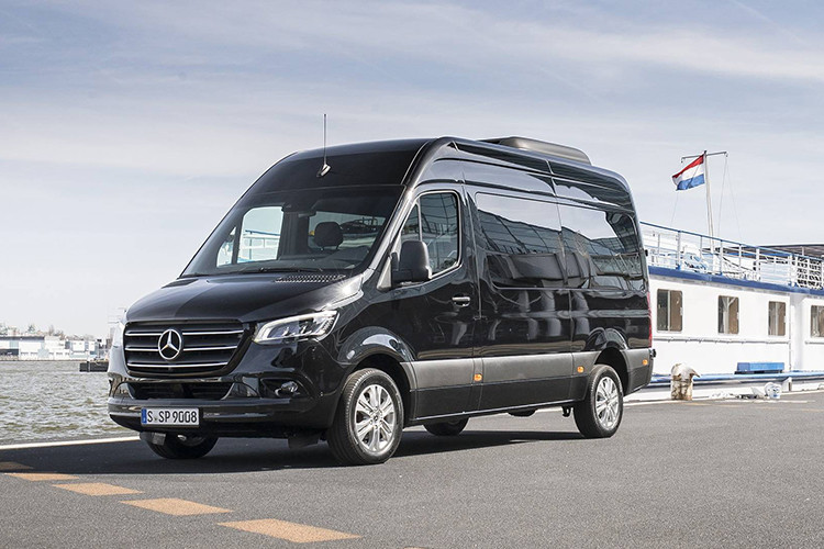 Được ra mắt lần đầu vào năm 1995, mẫu xe van Mercedes-Benz Sprinter đã trở thành một trong những dòng xe van thương mại phổ biến nhất Thế giới. Thế hệ thứ 3 của Sprinter vừa mới chỉ ra mắt từ đầu tháng 2 năm nay nhưng hiện đã nhận được những đánh giá tích cực từ thị trường khó tính châu Âu với thiết kế và công nghệ ưu việt.