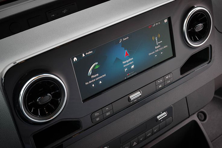 Nếu chịu chi thêm tiền, khách hàng thậm chí còn có thể trang bị tùy chọn cầu thấp trên Mercedes-Benz Sprinter mới để giảm tỷ số truyền xuống tới 42%, tăng lực kéo khi vượt qua các địa hình khó khăn ở tốc độ thấp.