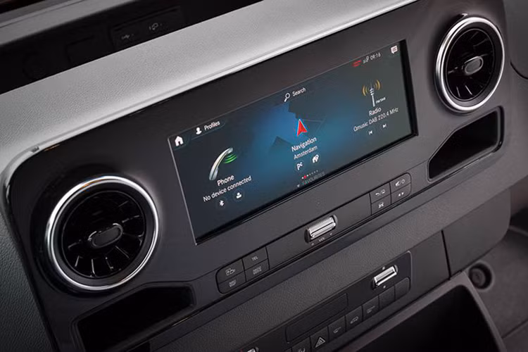 Nếu chịu chi thêm tiền, khách hàng thậm chí còn có thể trang bị tùy chọn cầu thấp trên Mercedes-Benz Sprinter mới để giảm tỷ số truyền xuống tới 42%, tăng lực kéo khi vượt qua các địa hình khó khăn ở tốc độ thấp.