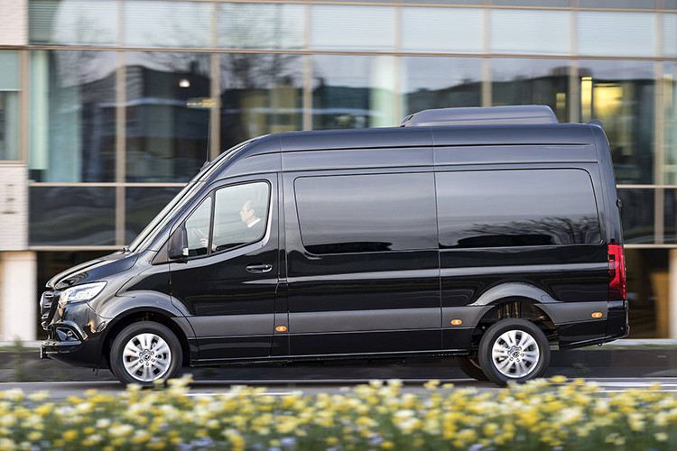 Để giúp chiếc xe có thể đáp ứng nhu cầu của nhiều phân khúc khách hàng kinh doanh vận tải hơn nữa, hãng xe sang Mercedes-Benz mới đây vừa bổ sung thêm phiên bản địa hình 4x4 cho dòng xe van này.