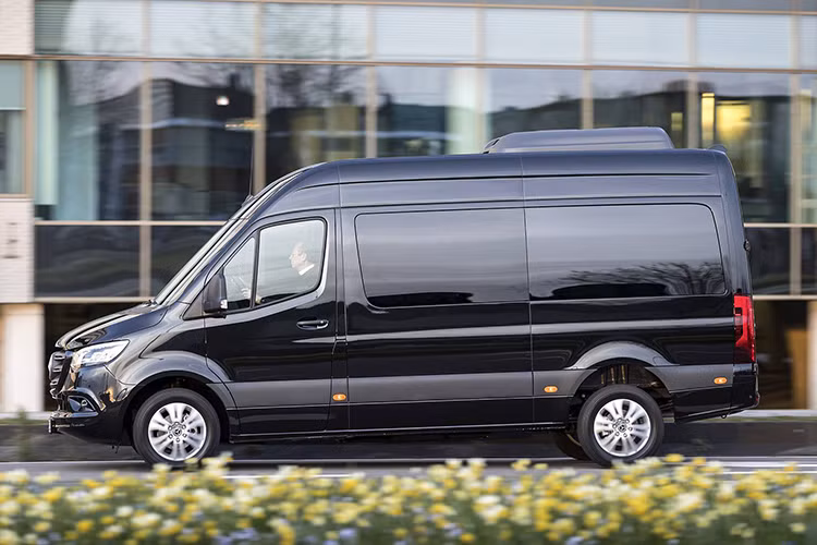 Để giúp chiếc xe có thể đáp ứng nhu cầu của nhiều phân khúc khách hàng kinh doanh vận tải hơn nữa, hãng xe sang Mercedes-Benz mới đây vừa bổ sung thêm phiên bản địa hình 4x4 cho dòng xe van này.