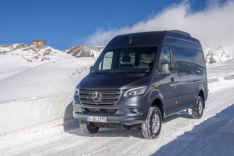 Tại tị trường que nhà Đức, hãng xe sang Mercedes-Benz đã bắt đầu nhận đơn đặt hàng cho mẫu xe này, giá Mercedes-Benz Sprinter 2019 khởi điểm chưa bao gồm VAT là 46.270 Euro (tương đương khoảng 1,22 tỷ đồng).