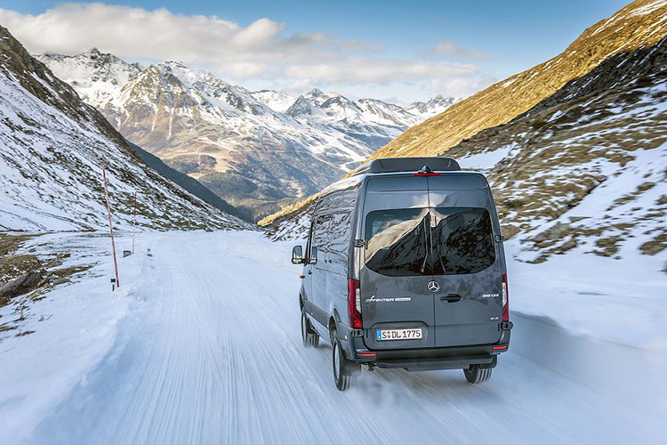 Giống như các model Sprinter khác, Mercedes cũng trang bị cho Sprinter 4x4 các động cơ diesel 2.1 hoặc 3.0l với nhiều mức công suất khác nhau tùy theo cấu hình. Theo hãng, phụ thuộc vào loại động cơ được lựa chọn, hệ thống dẫn động 4 bánh đem tới cho Sprinter 4x4 khả năng leo dốc tốt hơn 20% so với Sprinter thường.