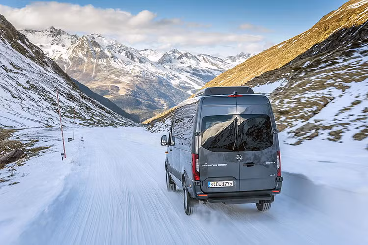 Giống như các model Sprinter khác, Mercedes cũng trang bị cho Sprinter 4x4 các động cơ diesel 2.1 hoặc 3.0l với nhiều mức công suất khác nhau tùy theo cấu hình. Theo hãng, phụ thuộc vào loại động cơ được lựa chọn, hệ thống dẫn động 4 bánh đem tới cho Sprinter 4x4 khả năng leo dốc tốt hơn 20% so với Sprinter thường.