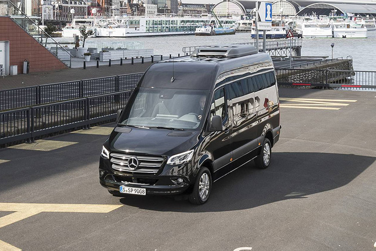 Với hệ thống treo đôn cao và hệ dẫn động 4 bánh, Sprtinter 4x4 có trọng lượng tăng thêm 140kg, nhưng Mercedes-Benz vẫn bảo đảm rằng tải trọng của chiếc xe vẫn không thay đổi so với các phiên bản khác.