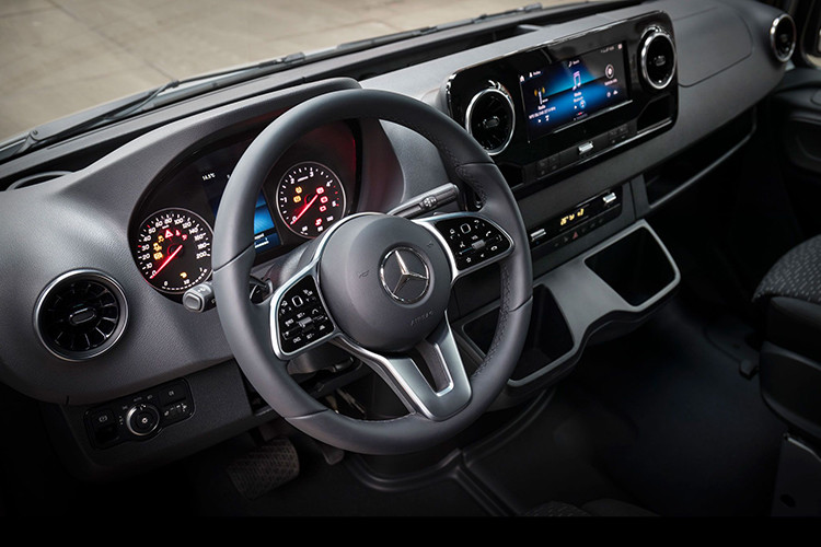 Hệ thống dẫn động 4 bánh cũng là đặc điểm nổi bật nhất của Sprinter 4x4, khi đem tới khả năng gài cầu ở tốc độ 10km/h đổ xuống như những chiếc xe offroad thực thụ. Trong điều kiện bình thường, hệ thống này sẽ phân bổ sức mạnh tới cầu trước và sau theo tỷ lệ 35:65.