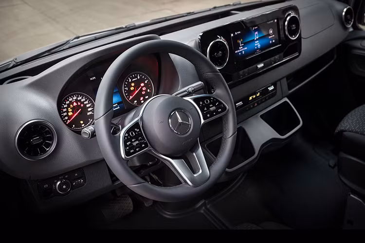 Hệ thống dẫn động 4 bánh cũng là đặc điểm nổi bật nhất của Sprinter 4x4, khi đem tới khả năng gài cầu ở tốc độ 10km/h đổ xuống như những chiếc xe offroad thực thụ. Trong điều kiện bình thường, hệ thống này sẽ phân bổ sức mạnh tới cầu trước và sau theo tỷ lệ 35:65.