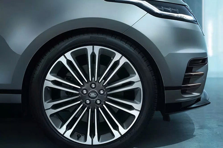 Để phục vụ nhu cầu cá nhân hóa của khách hàng cao cấp, Velar mới có 9 tùy chọn màu sắc ngoại thất, trong đó bao gồm ba màu mới: Xanh Varesine, Xám Arroios và Xám Zadar. Riêng phiên bản Autobiography còn đặc biệt với logo “RANGE ROVER” và viền cản trước màu đồng nhám Burnished Copper, tạo điểm nhấn độc đáo.