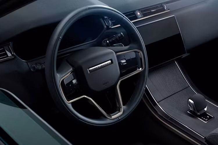Bên trong, Range Rover Velar được trang bị hệ thống giải trí Pivi Pro với màn hình cong 11,4 inch, đặt ở vị trí thuận tiện để người lái dễ thao tác. Thiết kế nội thất của phiên bản Dynamic HSE và Autobiography sử dụng chất liệu da cao cấp Windsor kết hợp với các tấm ốp gỗ tần bì Shadow Grey, tạo không gian sang trọng và thoải mái.