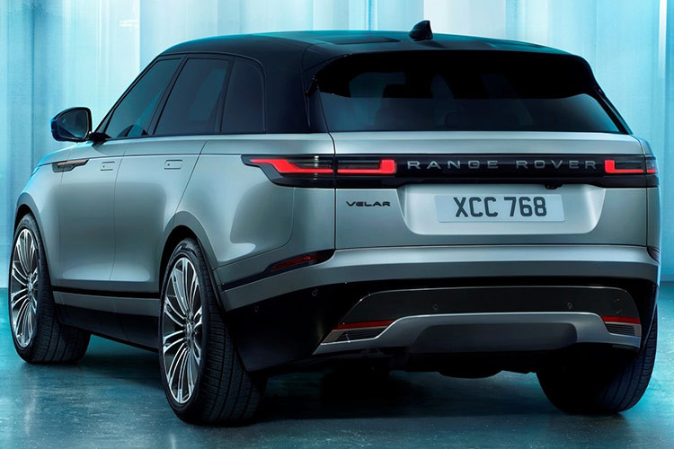 Mặt trước của xe nổi bật với lưới tản nhiệt mới được lấy cảm hứng từ dòng Range Rover giúp tăng hiệu ứng thẩm mỹ. Đèn pha Pixel LED được tinh chỉnh hiện đại hơn kết hợp với đèn viền ban ngày và đèn xi-nhan mỏng tạo hiệu ứng thị giác ấn tượng. Phía sau, đèn hậu gọn gàng mang phong cách thiết kế đồng nhất từ các mẫu xe cao cấp khác của thương hiệu. 