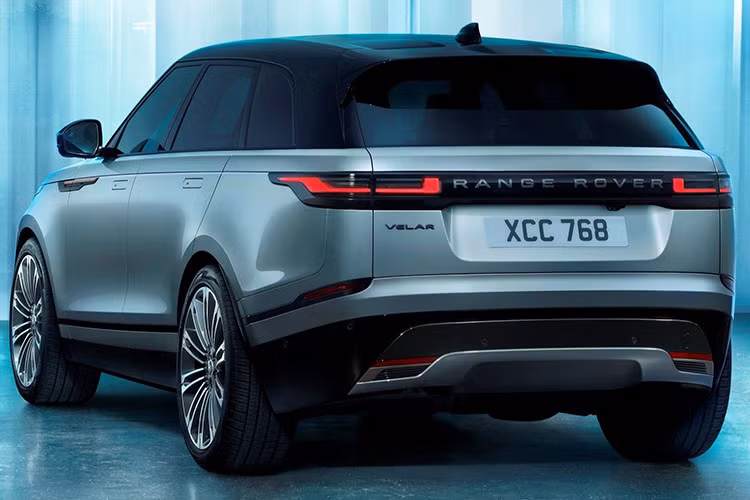 Mặt trước của xe nổi bật với lưới tản nhiệt mới được lấy cảm hứng từ dòng Range Rover giúp tăng hiệu ứng thẩm mỹ. Đèn pha Pixel LED được tinh chỉnh hiện đại hơn kết hợp với đèn viền ban ngày và đèn xi-nhan mỏng tạo hiệu ứng thị giác ấn tượng. Phía sau, đèn hậu gọn gàng mang phong cách thiết kế đồng nhất từ các mẫu xe cao cấp khác của thương hiệu. 