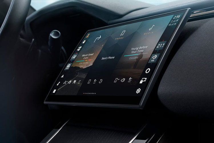 Range Rover Velar 20-25 về Việt Nam sẽ trang bị động cơ Ingenium P250, công suất 250PS và mô-men xoắn 365Nm. Ngoài ra, khách hàng có thể chọn các phiên bản động cơ lai xăng-điện P340 hoặc P404e. Tất cả các phiên bản đều có hệ dẫn động bốn bánh toàn thời gian (AWD) cùng hộp số tự động 8 cấp mang lại sự mạnh mẽ và linh hoạt khi di chuyển.