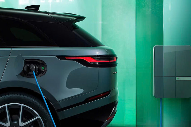 Ngoài ra, xe được trang bị hệ thống Terrain Response 2 với 6 chế độ lái khác nhau, bao gồm: Thể thao, Tiết kiệm, Cỏ/Sỏi/Tuyết, Bùn và Cát. Riêng phiên bản Autobiography cao cấp nhất có thêm chế độ lái Auto, tự động điều chỉnh phù hợp với địa hình thực tế.