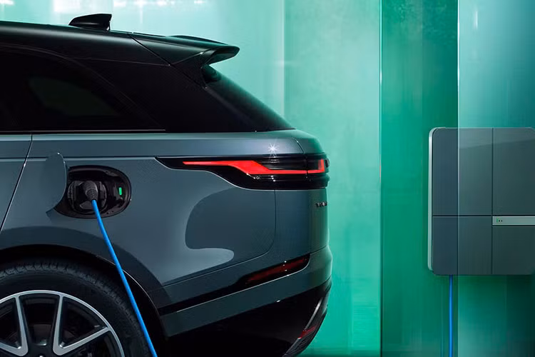 Ngoài ra, xe được trang bị hệ thống Terrain Response 2 với 6 chế độ lái khác nhau, bao gồm: Thể thao, Tiết kiệm, Cỏ/Sỏi/Tuyết, Bùn và Cát. Riêng phiên bản Autobiography cao cấp nhất có thêm chế độ lái Auto, tự động điều chỉnh phù hợp với địa hình thực tế.