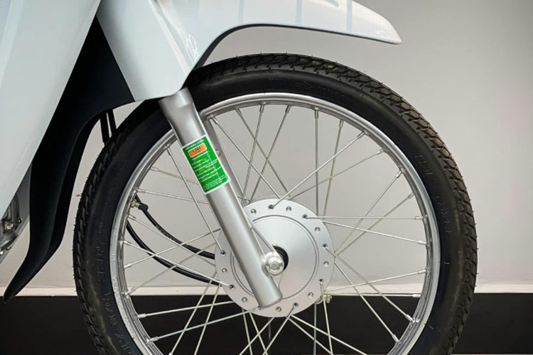 Những chiếc xe máy số Honda Dream 125 2025 nhập khẩu từ Campuchia về Việt Nam vẫn được trang bị bộ mâm nan hoa kích thước 17 inch với lốp trước 60/100-R17 và lốp sau 70/100-R17.