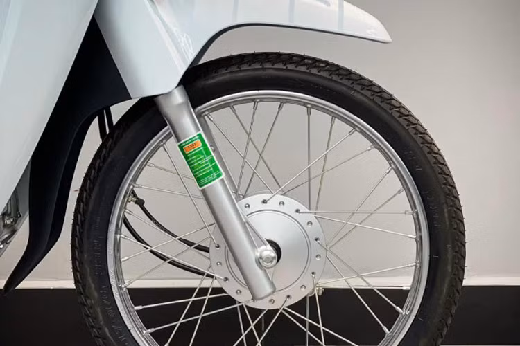 Những chiếc xe máy số Honda Dream 125 2025 nhập khẩu từ Campuchia về Việt Nam vẫn được trang bị bộ mâm nan hoa kích thước 17 inch với lốp trước 60/100-R17 và lốp sau 70/100-R17.