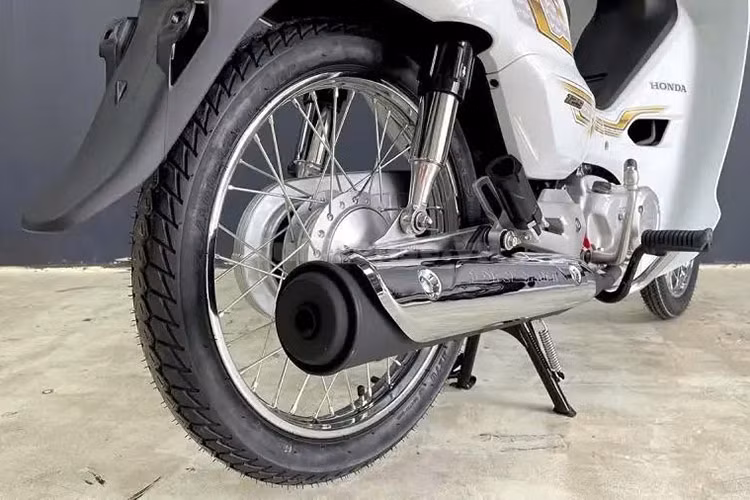 Honda Dream 125 2025 dùng phanh tang trống, phần ống xả có thêm ốp bảo vệ mạ chrome. Bên dưới yên xe có hộc chứa đồ, mở bằng chìa khóa cơ. Hệ thống treo kép đem lại hành trình thoải mái hơn. 