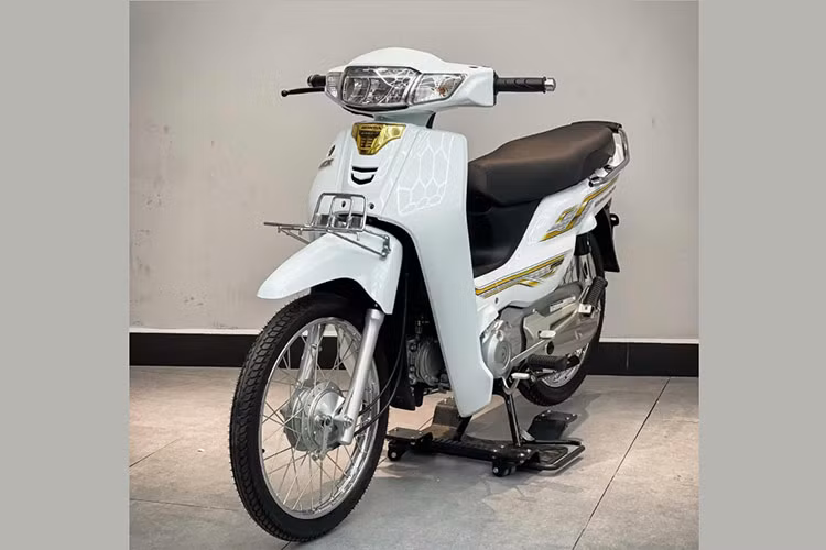Mức giá xe Honda Dream 125 NCX 2025 phiên bản màu trắng mới nhập về hiện đang được một số đại lý tư nhân tại Việt Nam chào bán trên 100 triệu đồng. Tại thị trường Campuchia, mức Honda Dream 2025 với 3 màu sắc gồm Xanh, Đỏ và Đen cùng mức niêm yết tương đương 2.500 USD (khoảng 58 triệu đồng).