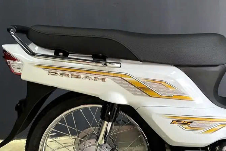 Trên thân xe có các đồ họa mới, tem mới thiết kế độc đáo, tạo cảm giác sang trọng hơn. Các xọc vàng chạy dài, thêm các đồ họa chữ màu vàng cùng các nền chìm kiểu hình viên kim cương, càng tăng thêm sự sang chảnh cho huyền thọai Dream.