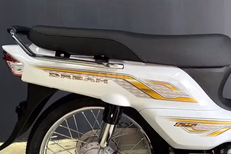 Trên thân xe có các đồ họa mới, tem mới thiết kế độc đáo, tạo cảm giác sang trọng hơn. Các xọc vàng chạy dài, thêm các đồ họa chữ màu vàng cùng các nền chìm kiểu hình viên kim cương, càng tăng thêm sự sang chảnh cho huyền thọai Dream.