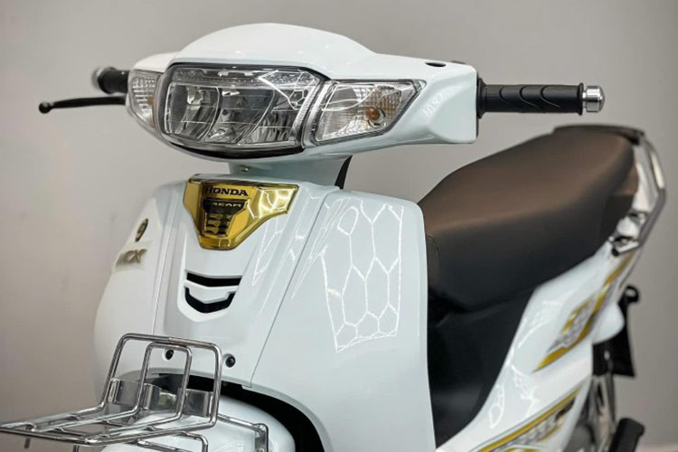 Về ngoại hình, Honda Dream 125 NCX tại Việt Nam nổi bật với thiết kế đầu xe vuông vắn, mang đậm phong cách cổ điển, cùng huy hiệu màu vàng nổi bật đặt ở mặt nạ trước.