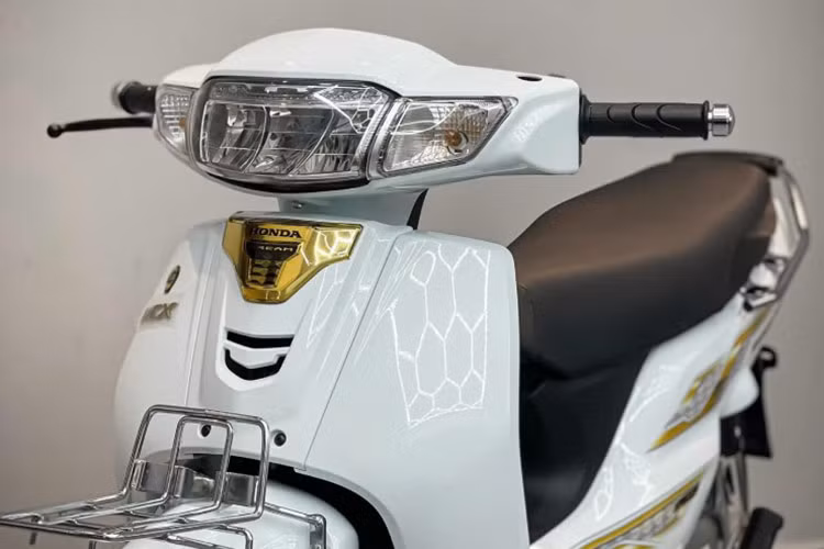 Về ngoại hình, Honda Dream 125 NCX tại Việt Nam nổi bật với thiết kế đầu xe vuông vắn, mang đậm phong cách cổ điển, cùng huy hiệu màu vàng nổi bật đặt ở mặt nạ trước.