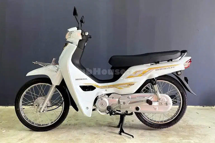 Honda Dream 125 NCX 2025 mới bản màu trắng không chỉ là sản phẩm hiếm có mà còn được NCX tại Campuchia độc quyền nhập khẩu từ Thái Lan, mang đến một sự độc đáo và đẳng cấp. Tại Việt Nam, dù mới xuất hiện, nhưng Dream 125 NCX được nhiều đại lý tư nhân nhập khẩu về bán cho các khách hàng.