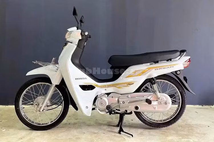 Honda Dream 125 NCX 2025 mới bản màu trắng không chỉ là sản phẩm hiếm có mà còn được NCX tại Campuchia độc quyền nhập khẩu từ Thái Lan, mang đến một sự độc đáo và đẳng cấp. Tại Việt Nam, dù mới xuất hiện, nhưng Dream 125 NCX được nhiều đại lý tư nhân nhập khẩu về bán cho các khách hàng.
