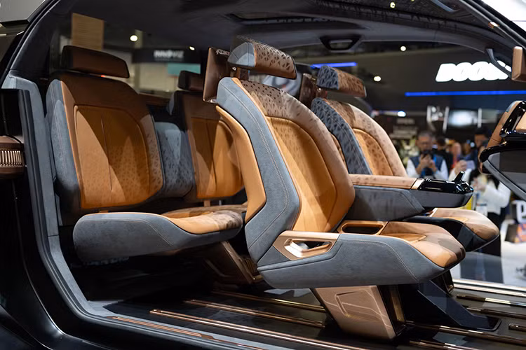 Lấy cảm hứng từ hình ảnh chiếc áo choàng của siêu anh hùng bay trong gió, các kỹ sư của VinFast và Gomotiv đã sáng tạo nên ngôn ngữ thiết kế “Sức mạnh của Dòng chảy” đặc biệt dành riêng cho Vinfast VF Wild.